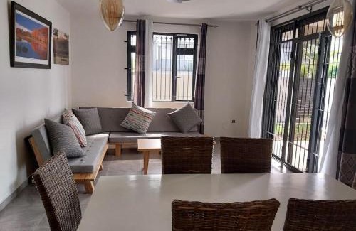 New Grove House | Villa Deux Bras
