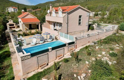 Muc Villa | VILLA DINJA