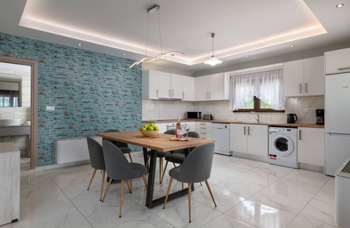 Petaloudes Apartment | Villa Divina