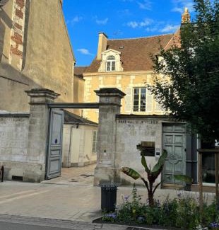 Auxerre Apartment | Villa Du Temple-Parking-Climatisation-Ascenseur-Wifi-Netflix-Hypercentre