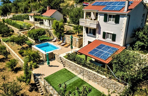 Omis Villa | Villa Eagle, isolated piece of your own paradise, heated pool, badminton court