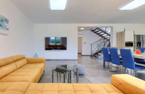 Liznjan House | Villa Edi by Interhome