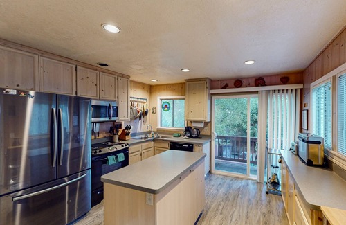 Guerneville House | Villa Eileen: Riverfront Gem w/Outdoor Kitchen & Private Beach