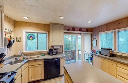 Guerneville House | Villa Eileen: Riverfront Gem w/Outdoor Kitchen & Private Beach