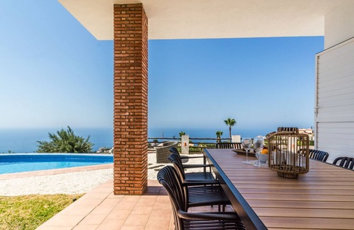 Salobrena Villa | Villa El Pino. Beautiful and spacious Spanish style villa with private pool