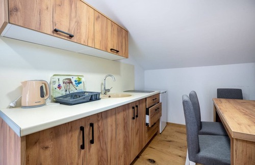 Neum Apartment | Villa Emina sa privatnom Plažom i Parkingom/8 Double Room Apartment with sitting area