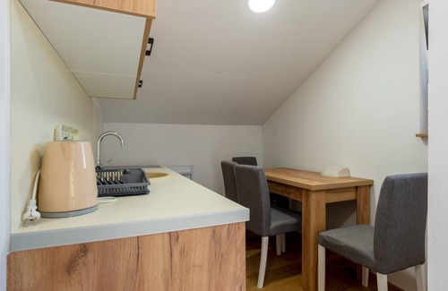 Neum Apartment | Villa Emina sa privatnom Plažom i Parkingom/8 Double Room Apartment with sitting area