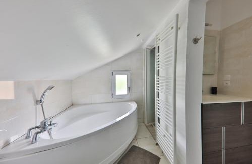 Chatellerault House | Villa Emma , maison classée 3 étoiles au centre de tout avec jardin clos à Châtellerault, à 20 mn Futuroscope&Aquascope