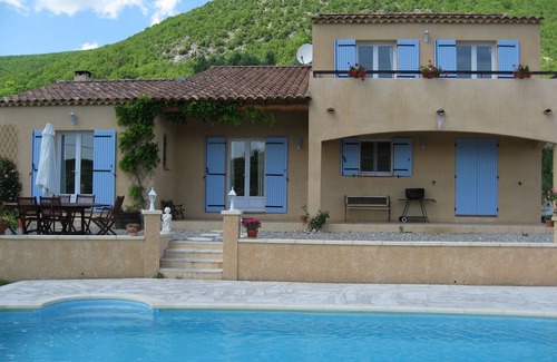 Banon Villa | Villa EMMANUELLE Large villa, swimming pool, large fenced garden, fibre internet