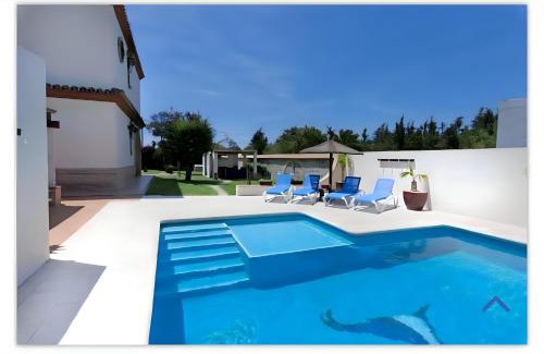 Barrio Nuevo House | Villa Encantadora y Espaciosa Piscina Privada y Terraza Exclusivas para Familias