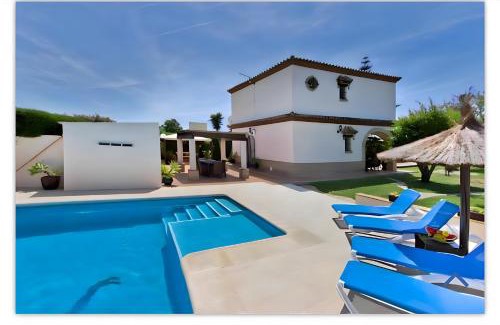Barrio Nuevo House | Villa Encantadora y Espaciosa Piscina Privada y Terraza Exclusivas para Familias