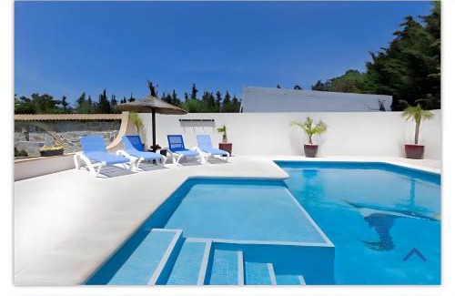 Barrio Nuevo House | Villa Encantadora y Espaciosa Piscina Privada y Terraza Exclusivas para Familias