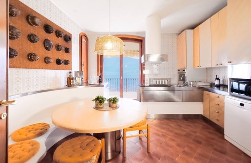 Magugnago Villa | VILLA ESMERALDA BETH'S HOUSE