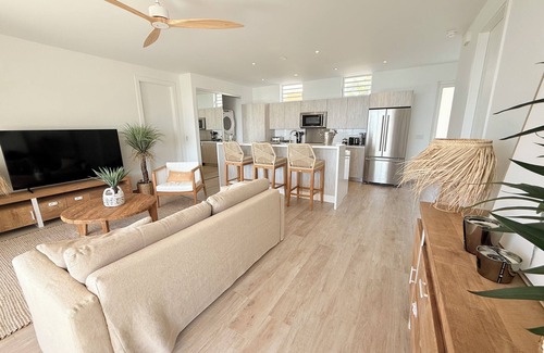 Indigo Bay Apartment | Villa España. Beautiful apartment overlooking a spectacular beach
