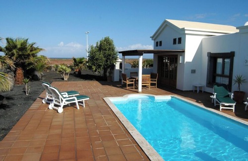 Playa Blanca Villa | Villa Espaciosa con Piscina Climatizada y Amplio Patio Privado