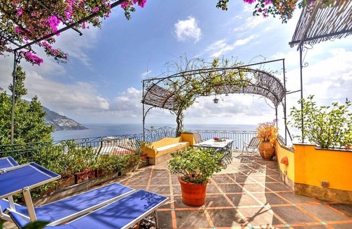 Positano Villa | Villa Eunice: A splendid two-story villa located on the high coast in front of the sea, with Free WI-FI.