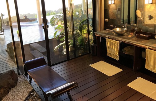 Punaauia Villa | Villa exceptionnelle avec bain à remous et terrasse offrant une vue sur l'océan
