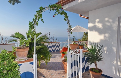Castellabate Historic Centre Apartment | Villa Felice 5 minutes from the historic village center with fantastic sea views