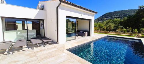 Sainte-Lucie-de-Porto-Vecchio Villa | Villa Florida, 8 pers, vue montagne, 350 m plage à pieds
