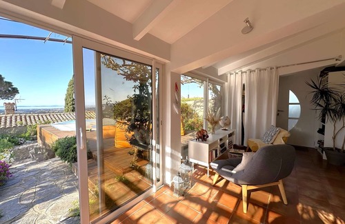 La Londe-les-Maures House | Villa for 4 people with a private pool and panoramic views of the islands and hills in La Londe.