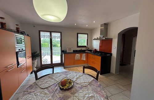 Lunel Villa | Villa for 8 with air conditioning and parking close to the sea