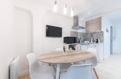 Ternes Apartment | Villa Poncelet - Suite J'adore, 2 Bdrs, Champs Elysées, A/C, Prime Location