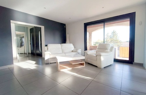 Saint-Marcel-les-Valence Villa | Villa 'Greg' with Mountain View, Wi-Fi and Air Conditioning