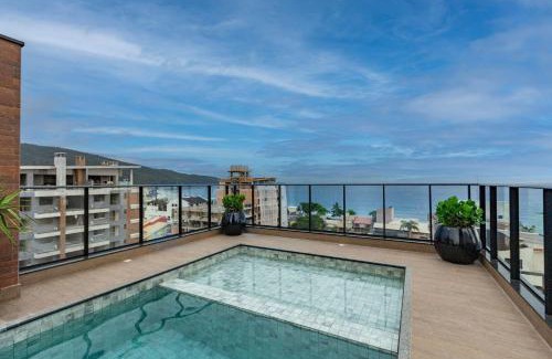 Bombas Apartment | Villa Francione 302 – Loft de Alto Padrão com Piscina no Rooftop e Vista Panorâmica, a Poucos Metros do Mar em Bombas.