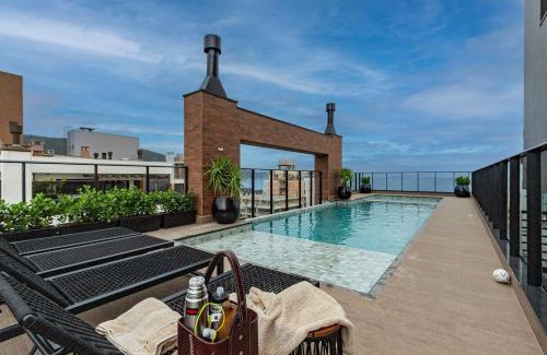 Bombas Apartment | Villa Francione 302 – Loft de Alto Padrão com Piscina no Rooftop e Vista Panorâmica, a Poucos Metros do Mar em Bombas.