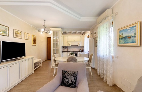 San Benedetto di Lugana Villa | Villa 'Garda Mia' with Private Terrace, Wi-Fi and Air Conditioning