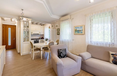 San Benedetto di Lugana Villa | Villa 'Garda Mia' with Private Terrace, Wi-Fi and Air Conditioning
