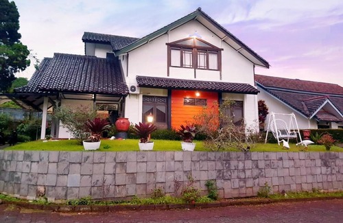 Cipanas Villa | Villa Gardenia & Amora Park Puncak Bogor