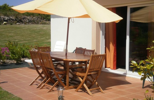 Plougrescant Villa | Villa 'Gite Bord de Mer Jacuzzi' with Private Terrace and Wi-Fi