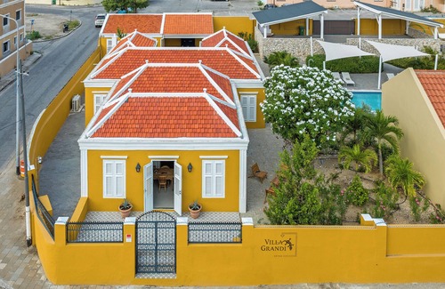 Koralengebied Villa | Villa Grandi - Exclusive 3-Villa Resort with Pool, Ideal for Group Stays