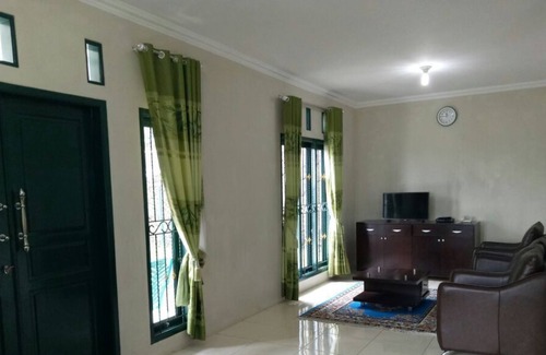Cisarua Villa | Villa Griya Wira Karya ( Metha )