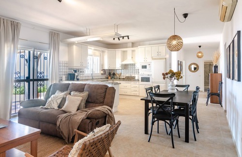 Moclinejo Villa | Villa Heidelberg - Geräumiges Ferienhaus mit Pool, Ruhiger Lage und Ausblick
