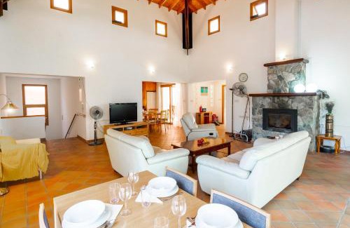 Vasa Koilaniou Villa | Villa Hillcrest Panorama by Ezoria Villas
