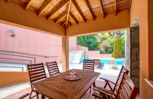 Vasa Koilaniou Villa | Villa Hillcrest Panorama by Ezoria Villas
