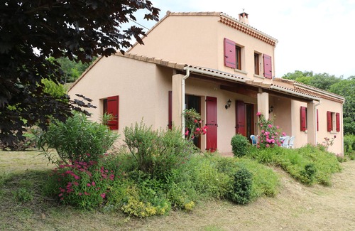 Planzolles Villa | Villa in a green setting