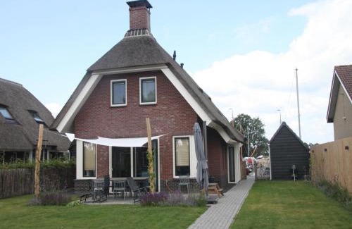 Idskenhuizen House | Villa in Friesland with Jetty and Fenced Garden
