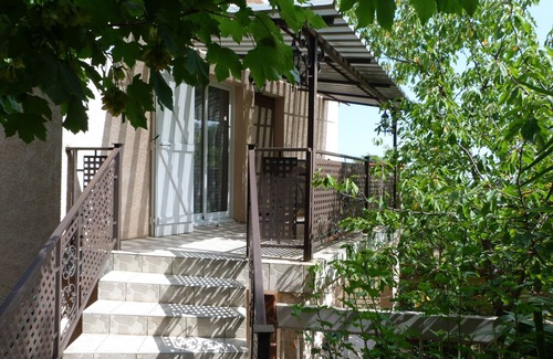 Ceret Villa | Villa in La Campagne with beautiful swimming pool, three gardens and private enclosed parking.