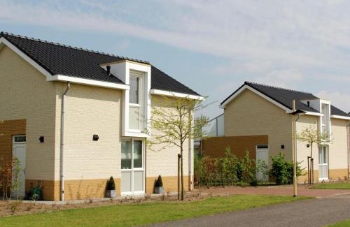 Heel House | Villa in Maaspark with Sauna and Lake Views