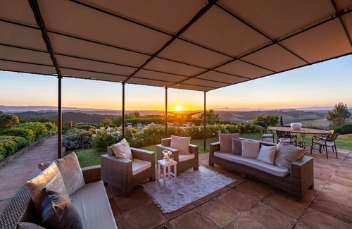 Peccioli House | Villa in Montelopio,Aircon,Pool,built on the ruin of a former medieval fortress