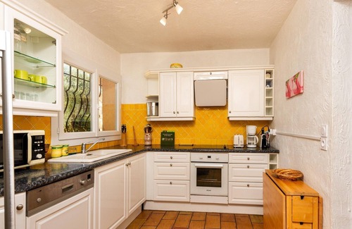 Mouans-Sartoux Villa | Villa in Mouans-Sartoux with Pool & Beach