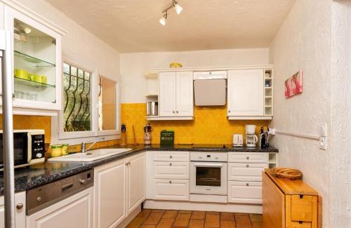 Mouans-Sartoux Villa | Villa in Mouans-Sartoux with Pool & Beach
