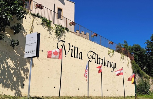 Cravanzana Villa | Villa in Piedmont, near Alba and Barolo, in the middle of the famous hazelnut groves