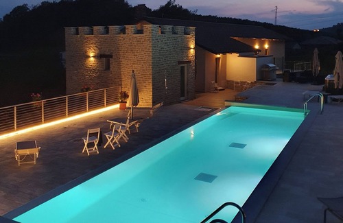 Cravanzana Villa | Villa in Piedmont, near Alba and Barolo, in the middle of the famous hazelnut groves