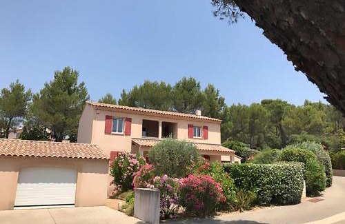 Saumane-de-Vaucluse Villa | Villa in Saumane near Golf Course and Pool