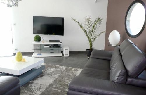 Telgruc-sur-Mer House | Villa in Telgruc-sur-Mer with Sea Views & Jacuzzi
