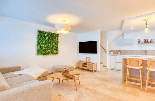 Aigues-Mortes Medieval City House | Villa in the heart of the Citadel with terrace, parking, Wi-Fi and air conditioning